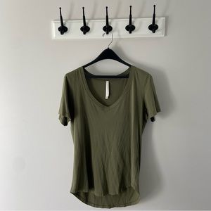 Aritzia Babaton the Group V-neck T-shirt Olive Green size M